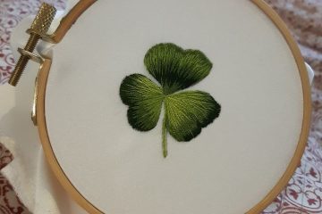 © Trèfle en peinture à l'aiguille - Camille Serre Breudaira