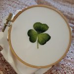 © Trèfle en peinture à l'aiguille - Camille Serre Breudaira