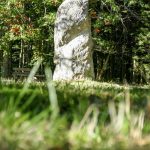 © Menhir et Arboretum du bois des Brosses_Menat - Hélène Viennet
