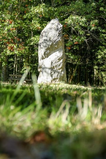 © Menhir et Arboretum du bois des Brosses_Menat - Hélène Viennet