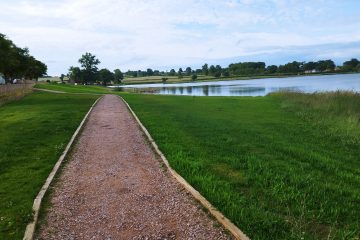 © Circuit poussette - Plan d'eau de la Loge_Lapeyrouse - Combrailles Auvergne Tourisme