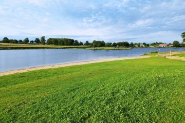 © Circuit poussette - Plan d'eau de la Loge_Lapeyrouse - Combrailles Auvergne Tourisme