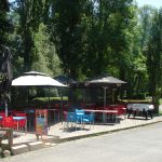 © terrasse en bord de rivière - camping saint gal