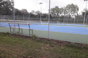 © Court de Tennis à Saint-Gervais-d'Auvergne - Maison des services Saint-Gervais-d'Auvergne