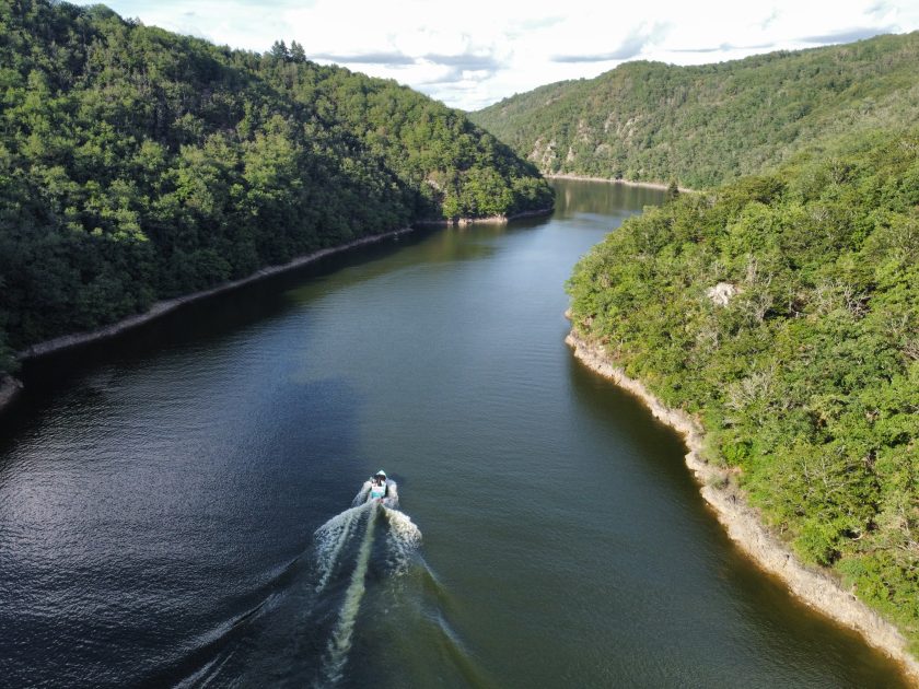 © Balade en bateau - Lac des Fades-Besserve_Miremont - SMFB