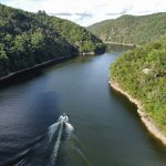 © Balade en bateau - Lac des Fades-Besserve_Miremont - SMFB