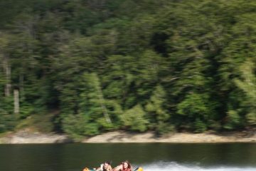 © Balade en bateau - Lac des Fades-Besserve_Miremont - SMFB