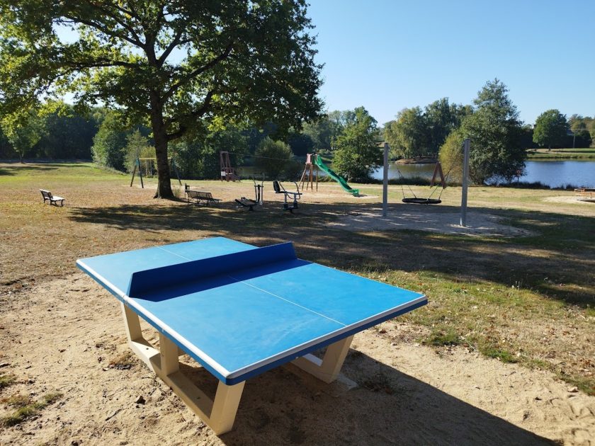 © Aire de jeux - Plan d'eau de la Bregirolle - OT Combrailles Auvergne