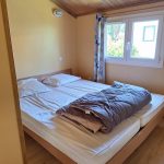 © Chambre avec lit double - Camping des Papillons