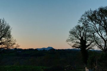 © Vue de la terrasse sur la chaîne des Puys - Juliette Richetin